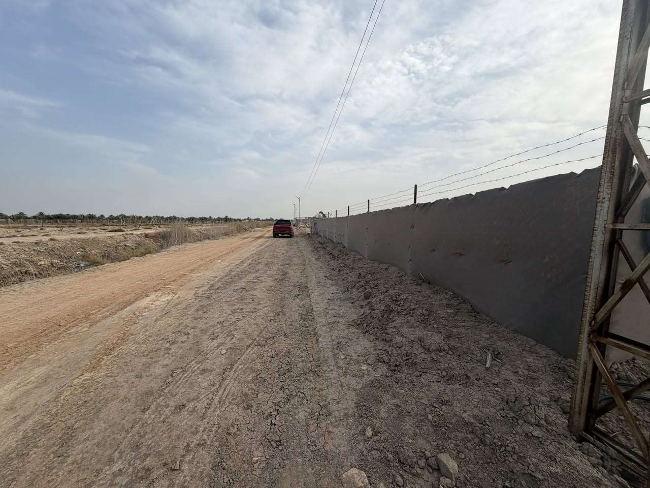 قطعه ارض ركن على شارعين عرض الشارع ١٥ متر والشارع الثاني ٨ متر سعر قطعه الأرض ٣٧ قفل بدون عمله 
مساحه قطعه الأرض ٦٠٠ متر وجهه ١٧ ونص 
والواجهه الثانيه ٣٤ ونص ركن علئ شارعين 
طابو زراعي سند ٢٥ مداور باسم المشتري مكان قطعه الأرض خلف جامعه بابل اول فرع بعد جامعه بابل تبعد عن شارع حله نجف ٢٠٠٠ متر وتبعد عن التبليط ١٥٠ متر تقريبا او اكثر بشي بسيط  الكهرباء والماء برأس القطعه 
للاستفسار اكثر ***********
