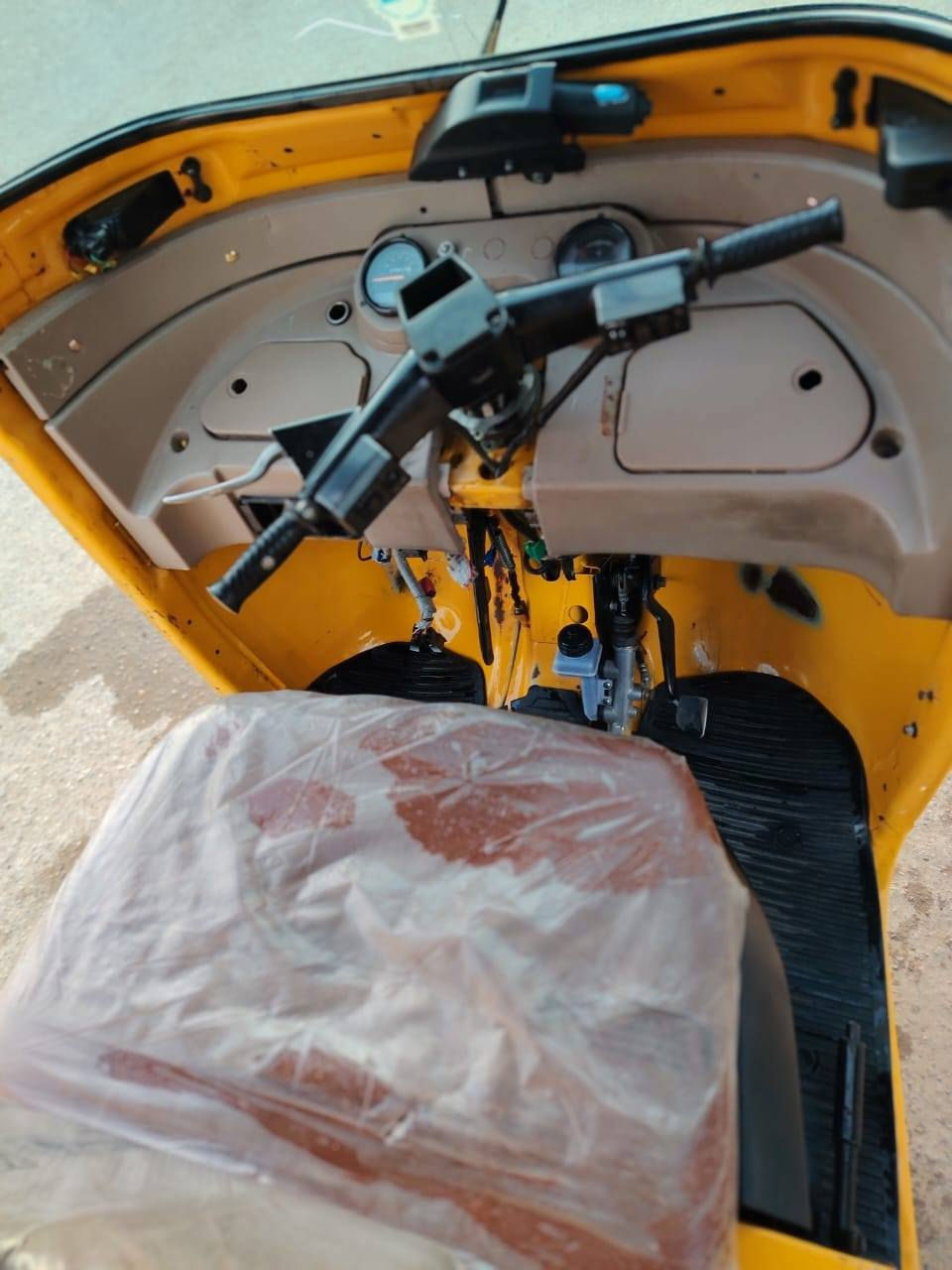 السلام عليكم موديل ١٩ كفالة رقم وسنوية  نازلة بال٢٠
التكتك احلة من الصور محرك مجفت بعدة بدهن السحك قبل اسبوعين بوشة وبستم
التكتك معمر بس دوس كلش نضيفة لاضربة ولاصبغ ولا معجون فقط بارد بالغد
مكانهه الشعب خلف مستشفى الزهراء الاهلي
السعر ٦.٥٠٠ / ستة مليون و٥٠٠ الف وبيهه حق الجية
***********
