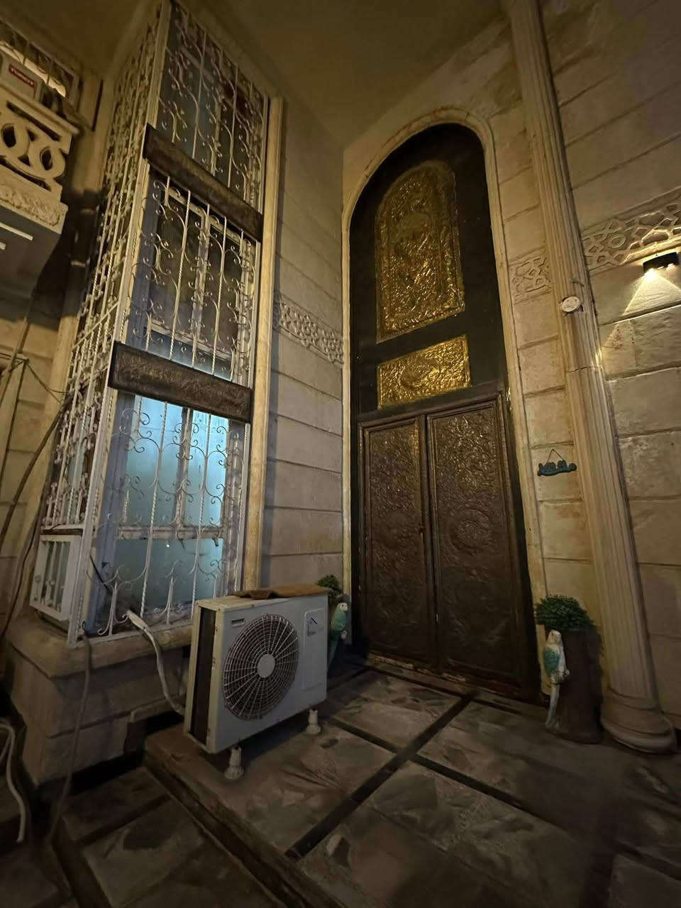 للبيع دار بموقع مميز جدا وبسعر مناسب جدا مستعجل جوه السوك 🔥😍😍🥰#الغزاليه
محمدديوان الرئاسه خلف الوزان
مساحه 300م ⛺واجهه 15م نزال 20م

 من ارقى مربعات الغزاليه

  ع شارع بعرض 10م أمام الدار مشتل وليس بيوت 
يتكون من 

5غرف نوم 

حولي داخلي كبير

استقبال ضيوف كبيره

مطبخ 

مجموعة صحيات عدد3

حديقه كبيره 

كراج سياره

 البيت تكمه مرتب بشكل عالي عن شارع بناء الفينات
لاستفسارمراسله واتساب او اتصال  ***********
