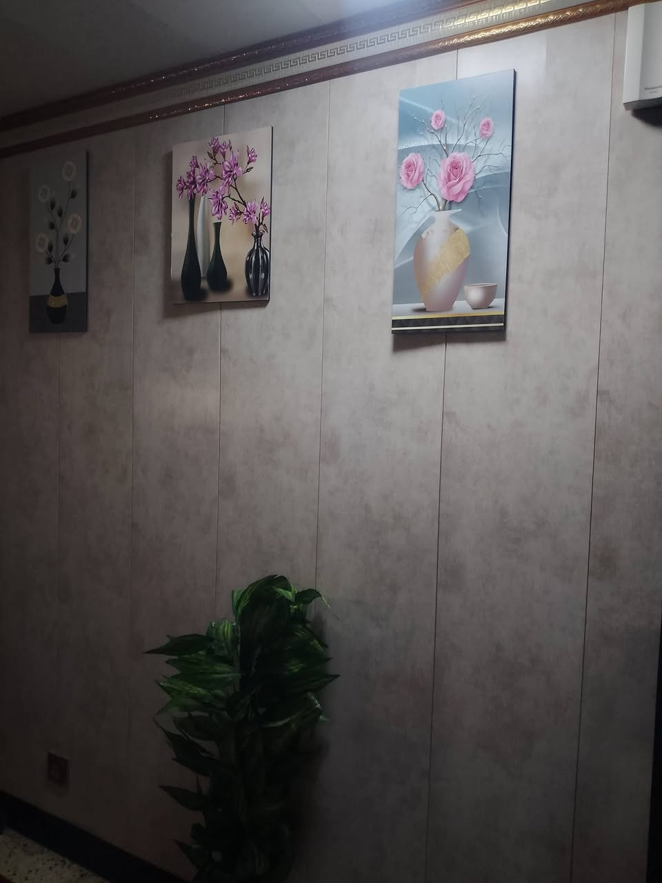 سلام عليكم توجد شقه طابق ثالث للبيع الموقع مجمع القادسيه مقابل روضه البنفسج الشقه مناقصها شي شبابيك المنيوم و بيبان المنيوم والجذران بديل خشب وبديل الرخام وسقوف كلها جديده التفاصيل اتصلو على الواتساب *********** هذه نموذج من الشقه
