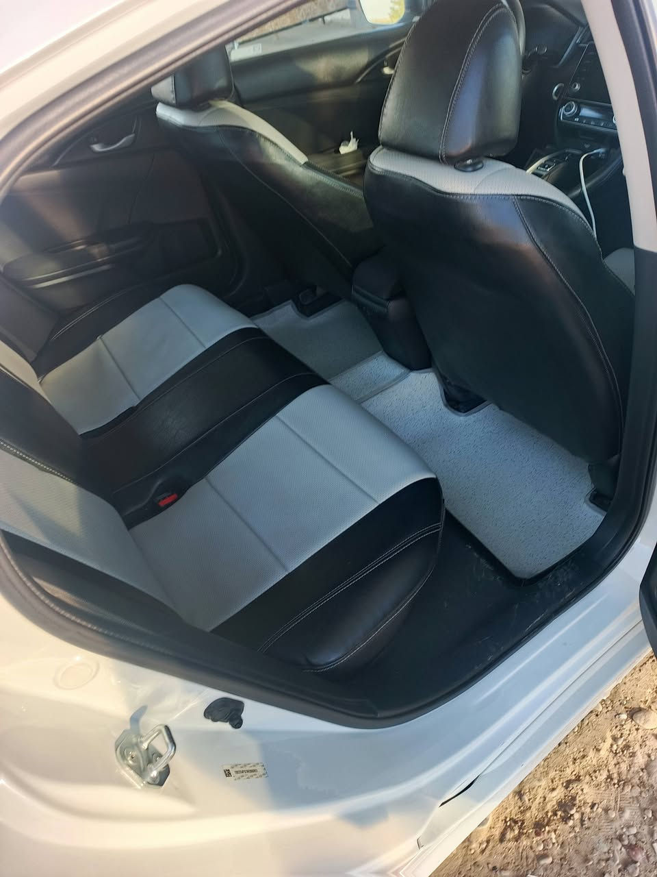 السلام وعليكم هوندا انسايت موديل 2022 حادثه بابين فقط مثل ما موضح امبدلهن اصليات مال تفصيخ مكان السياره بغداد حي الجهاد  سعره 140 (***********)
