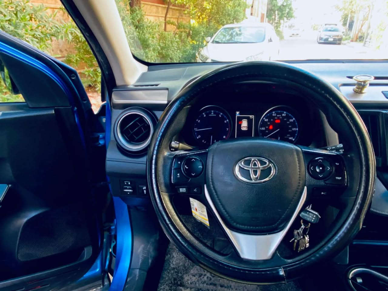 🚗 للبيع — Toyota RAV4 LE 2018
راف. ٤ le
سيارة نظيفة .
🔹 الموديل: 2018
🔹 الفئة: LE (بنزين)
🔹 المحرك: 2500 سي سي
🔹 اللون: أزرق
🔹 شاشة وسط
🔹 تشغيل مفتاح (سويج)
🔹 رادار امامي
تحديد مسار
ثلاث انظمه للقياده
Eco soprt normal 
🔹 حادثه اجاملغ الايسر تصليح صبغ نفسه وربع الصندوق هم تصلح وصبغ ومبين بالصور
بيها رصع بالقماره
🔹 كل شيء شغال 100%
📌 السيارة ما تحتاج أي صرف
📌 الصدر نظيف امامي خلفي 
💰 السعر:13,800$ وبيها مجال
📍 الموقع: بغداد — حي الجهاد
📞 للاستفسار: ***********
