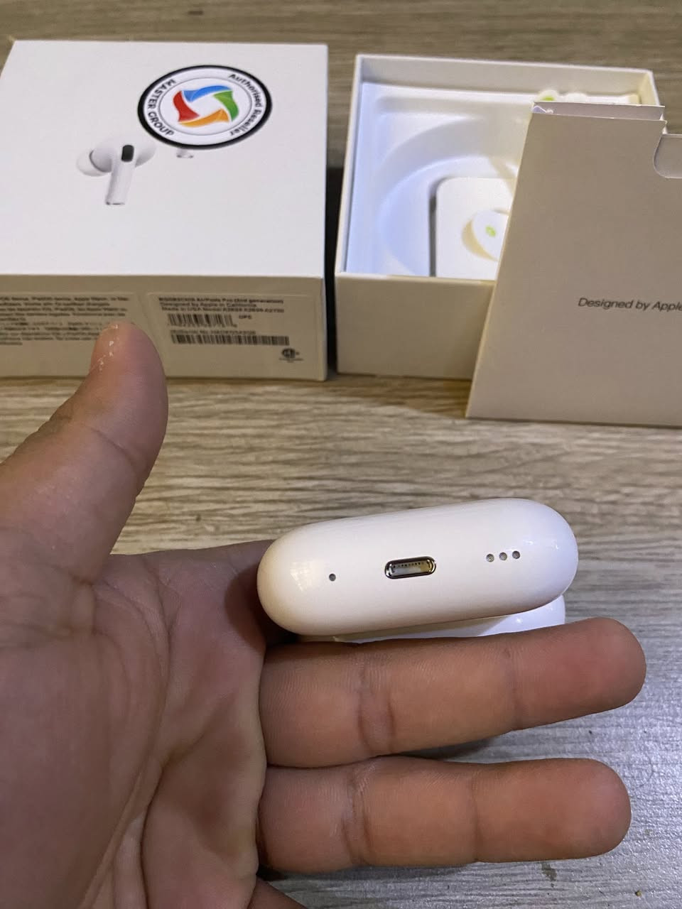 اير بود برو 2  مستخدمه نضيفه مكفوله من كل شي نضيفه جداً ضمان ماستر وسعرها 180 الي تفيده يدخلي خاص او واتساب *********** 

اي واحد عنده سماعه مستعمله اصليه اني اشتري
