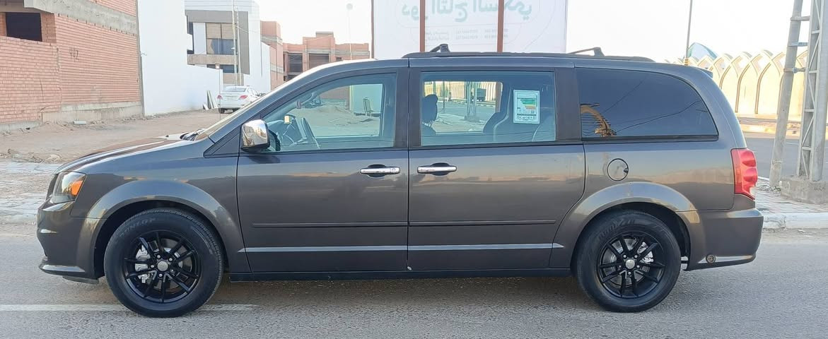 السعر 145  الاستفسار *********** دوج كرفان 7راكب موديل 2018 رقم بغداد انكليزي امريكي مكفوله من الضربة والتبديل بيه صبغ جاملغ وبنيد فقط رش بددون دواخل  شرط السونار شاشه كامره دوار تحكم استيرن كشنات بلع مكينه 6V وكير مكفولات تبريد 3قطع ثلج حداديه جديده تخم تاير السيارة جديده كلش احلى من الصور مابيه اي نقص مكان السيارة كربلاء كربلاء, العراق
