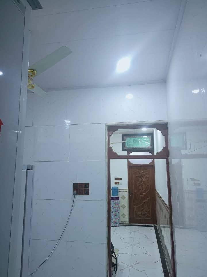 بيت للايجار  (100 متر) حي النداء شارع كلية الكفيل عمود 23
خلف أسواق ابن عنوز البيت ع ساحة 
سعر الايجار 300 الف 
يحتوي على طابقين
الطابق الاول
غرفه ومطبخ حار وبارد وصالة صغيرة  وآستقبال وصحيات وحمامات عدد اثنين داخلي وخارجي 
الطابق الثاني 
غرفتين وصالة وصحيات عدد واحد
وياريت تكون عائلة صغيره
والإيجار لثلاث او ستة اشهر مقدماً

***********

