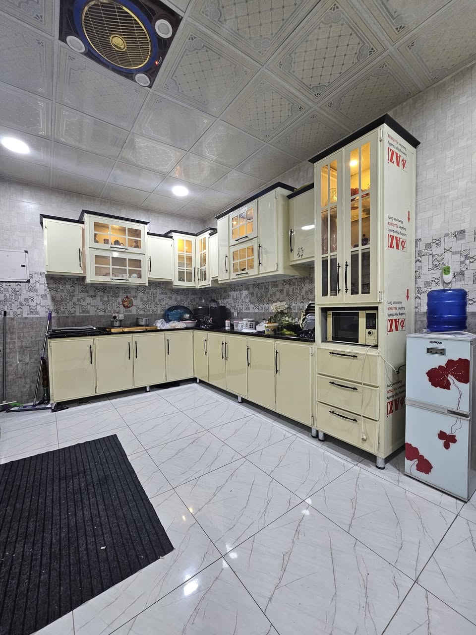 السلام عليكم بيت في مجمع الرواد بحي الجامعة  في الكوت مساحة ٢٠٠  يتكون من غرفتين نوم وصالة ومطبخ حار ومطبخ بارد وهول مع كلدور وصحيات داخي منور كبير و بيتونه وحديقة خارجية وكراج  والكاونتر هدية والبيت طابو صرف تحويل مباشر بعد تدوير القرض للمشتري السعر ٩٨ ربي مجال بسيط والمتبقي من القرض ١٠٠ تسديد شهري  ***********
***********
