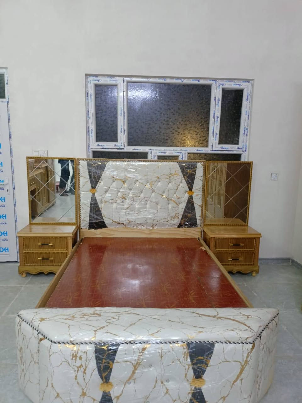 #قسط_غرفتك_براحتك
✔️ ويانا مدة التقسيط سنة و نص بدون مقدمة 
✔️ لحاملي ماستر كارد الرافدين من الموظفين و المنتسبين و المتقاعدين
✔️ يوجد فصال حسب الطلب
✔️ يمكنكم استبدال غرفكم القديمة بغرفة جديدة وتقسيط الفرق
✔️ غرف نوم باحدث الموديلات من خشب الصاج
📌العنوان : الموصل / الجانب الأيمن / الصناعة القديمة / اليابسات
📱اسياسيل : *********** (يوجد واتساب)
📱 كورك : *********** (يوجد واتساب
