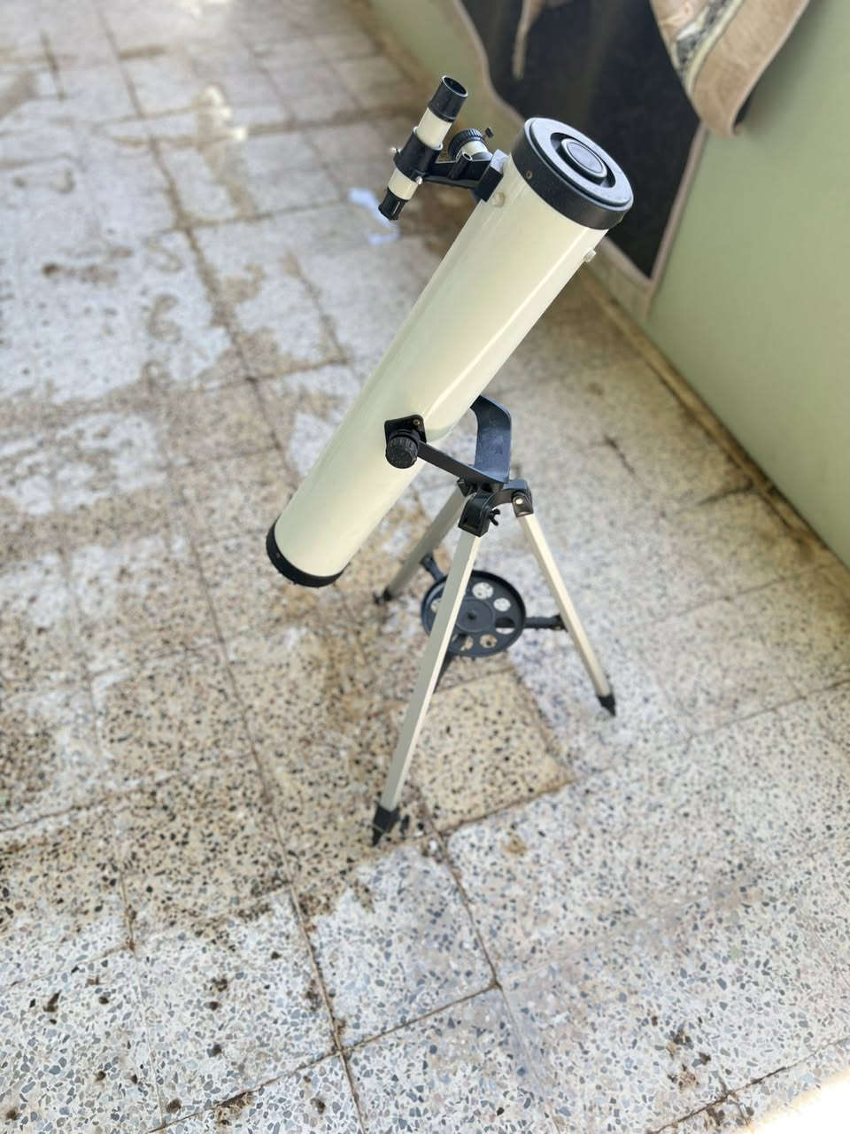 تلسكوب F70076 للبيع مع كامل ملحقاته من عدسات🤎 🔭
شنو تكدر تشوف بي ؟
القمر بكل وضوح وتفاصيله
الكواكب والاجرام مثل المشتري وزحل والمريخ 
واذا انت محترف بالرصد راح تكدر تشوف حتى النجوم والسدم 
______________
شنو الملحقات مالته ؟
١- عدسة من شركة CELESTRON بقوة 6mm
٢- عدسة من شركة CELESTRON بقوة  32mm
٣- بارلو 2X للتكبير 
٤- عدسة eyepiece بقوة 1.5X 
٥- عدسة فلتر شمسي
٦- ثلاث عدسات مختلفة الاحجام لرؤية الاجرام الابعد
_______________
السعر ١٥٠ الف وبي مجال ❤️


**إذا كنت صاحب هذا الإعلان وتريد حذفه لأي سبب، رجاءا أرسل رسالة إلى الدعم الفني**