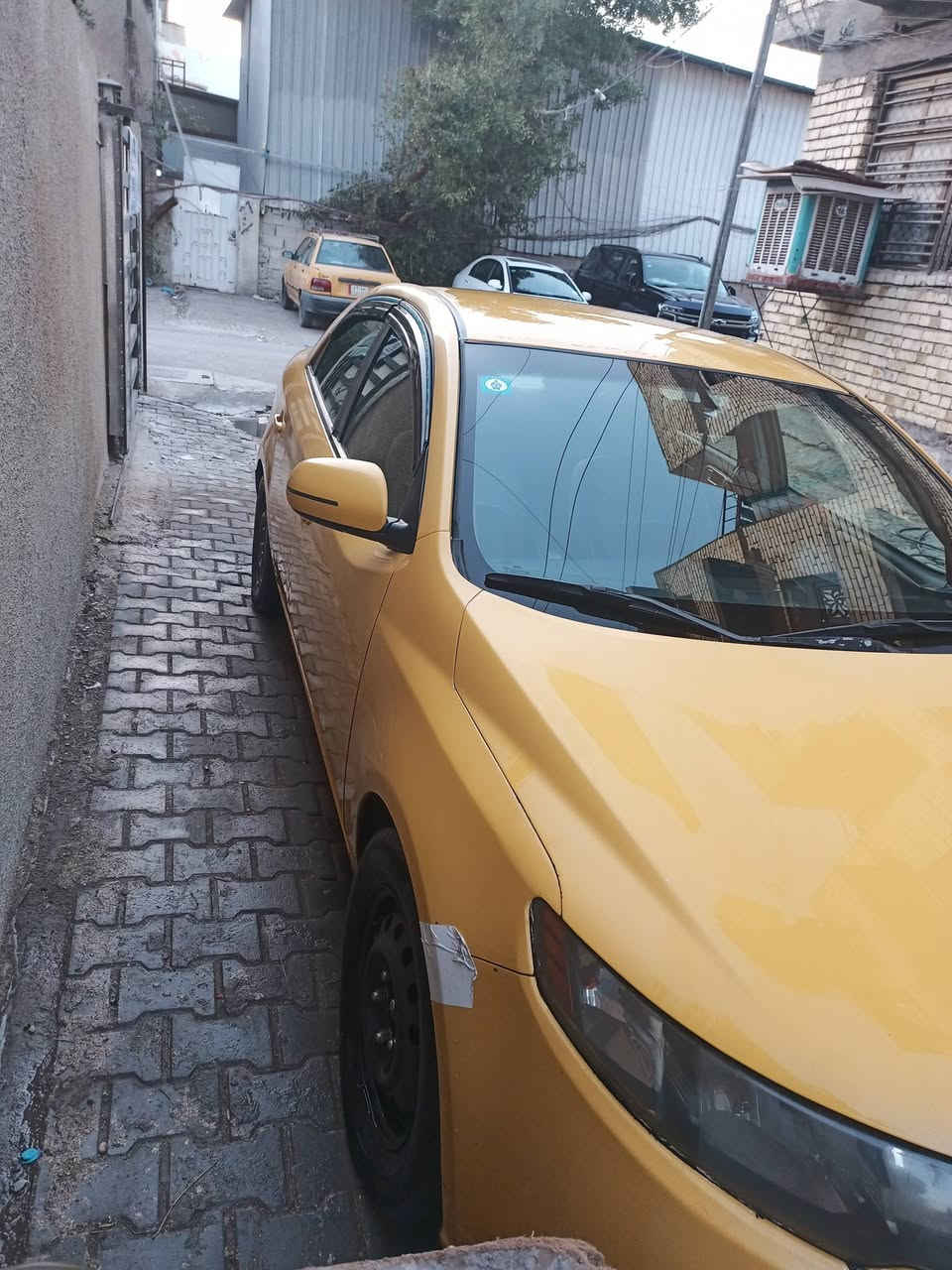 السلام عليكم سياره فورتي 13 بغداد وارد امريكي ضربه بالچاملغ الامامي الايمن به لغد كير ومحرك وتبريد خير من الله مكان بغداد الكرخ 
***********
