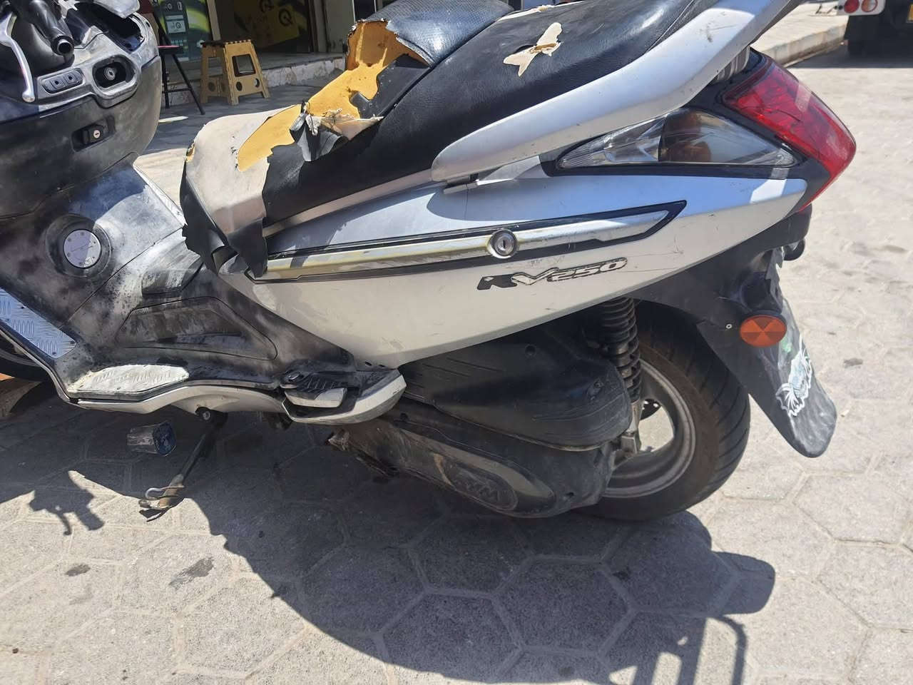 ب235 الف قفل 
سايم Rv محرك 250cc
دراجة حلوة وكاعده كلش نشطة 
كهربائيات كلهة شغالة كيج حماوة وكيج سرعه اشاير والدبل اشارة انارة عالي وناصي والهورن حرفيا كلشي شغال

عندك فقط التاير الامامي ممسوح يرادلة تبديل ويرادلهة تدوشم للكشن

الدراجة مكفولة من سرقة 

مكاني الرمادي الثيله مقابل مستشفى صدام 

مصطفى الراوي // ***********

شراي اتصل
