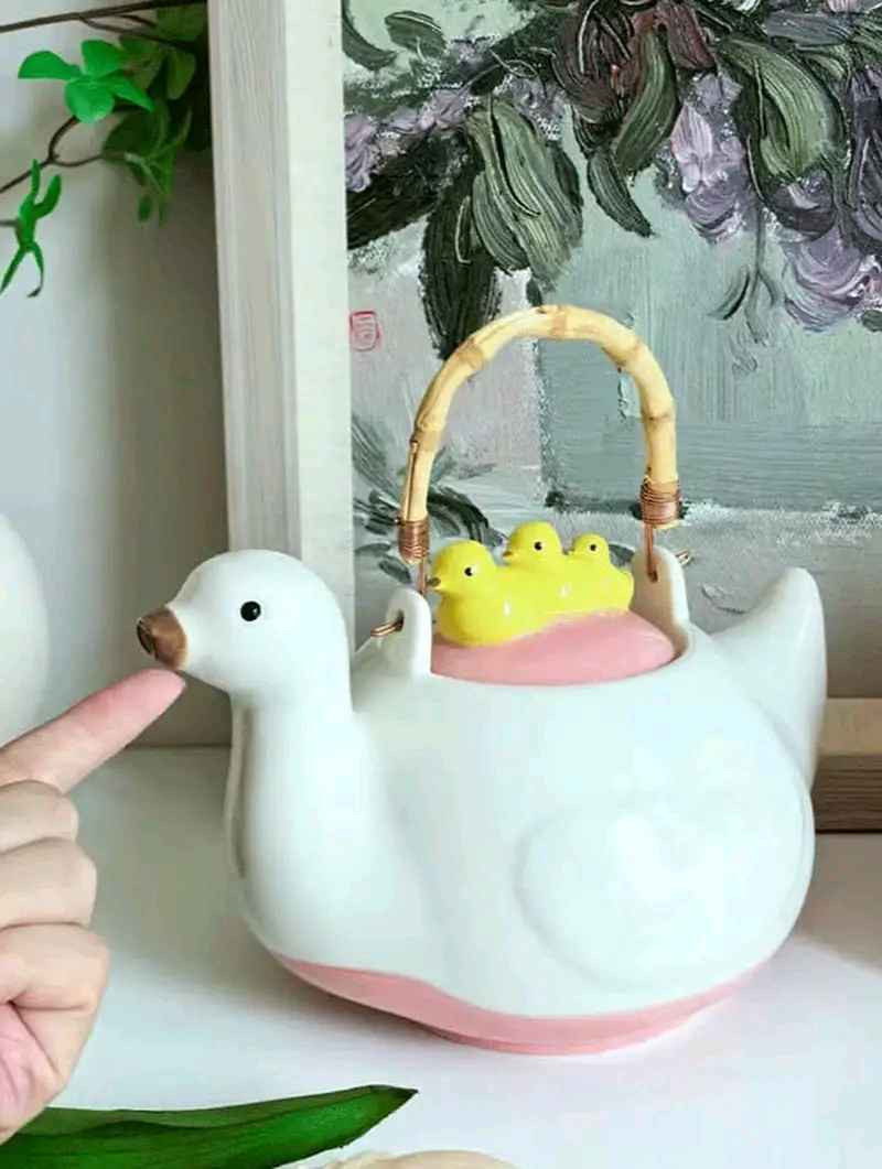 قوري شاي بتصميم البطات الثلاث
تصميم مبتكر على شكل بطة مع ثلاث بطات صغيرة تضفي لمسة من المرح والجمال.
مصمم من مادة السيراميك عالية الجودة التي تضمن المتانة والمظهر الجذاب.
مزود بمقبض معدني ذهبي يسهل حمله.
سعة جيدة للاستخدام اليومي مع تصميم سهل الاستخدام.
قوري سيراميك مزخرف بتصميم بطة.
للحجز والاستفسار مراسلة الصفحه تتوفر خدمة توصيل لجميع المحافظات سامراء, صلاح الدين


**إذا كنت صاحب هذا الإعلان وتريد حذفه لأي سبب، رجاءا أرسل رسالة إلى الدعم الفني**