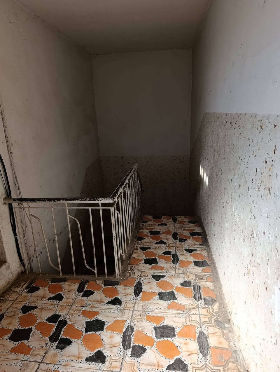 السلام عليكم بيت للبيع المساحه 200 متر المكان حله شارع 80 مال كربلاء شارع الحسينيه بيت قديم طابقين 4غرف نوم الشارع 15متر طابو ملك صرف لاتصال على لرقم ***********
