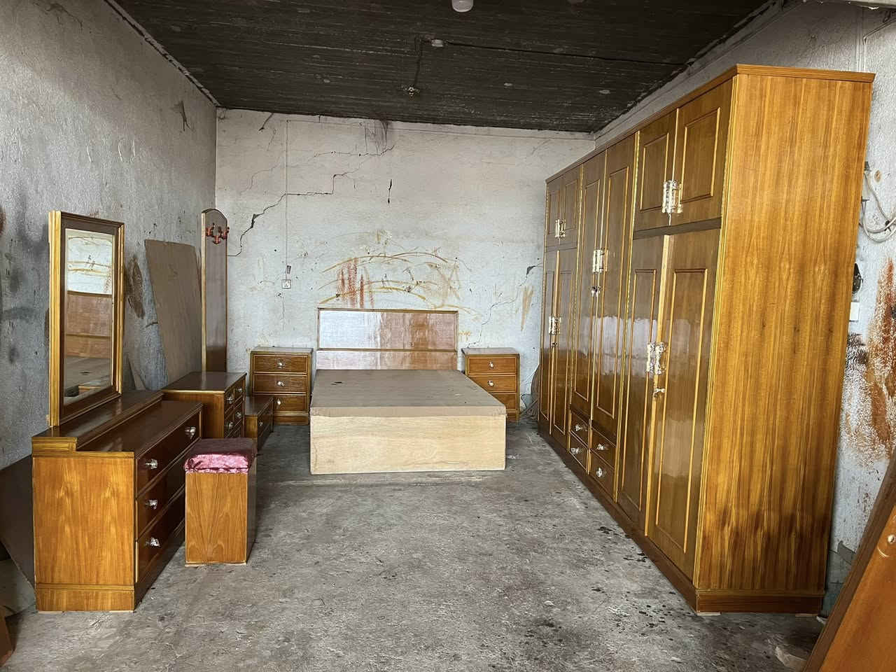 غرف نوم صاج داخل وخارج عدد4
المكان بابل قضاء المحاويل مقابل معسكر المحاويل البوابة الشمالية بتجاه بغداد 
يوجد لدينا خدمة توصيل 
للاستفسار الاتصال على الرقم التالي *********** او التواصل عبر الواتساب برقم الاسيا
