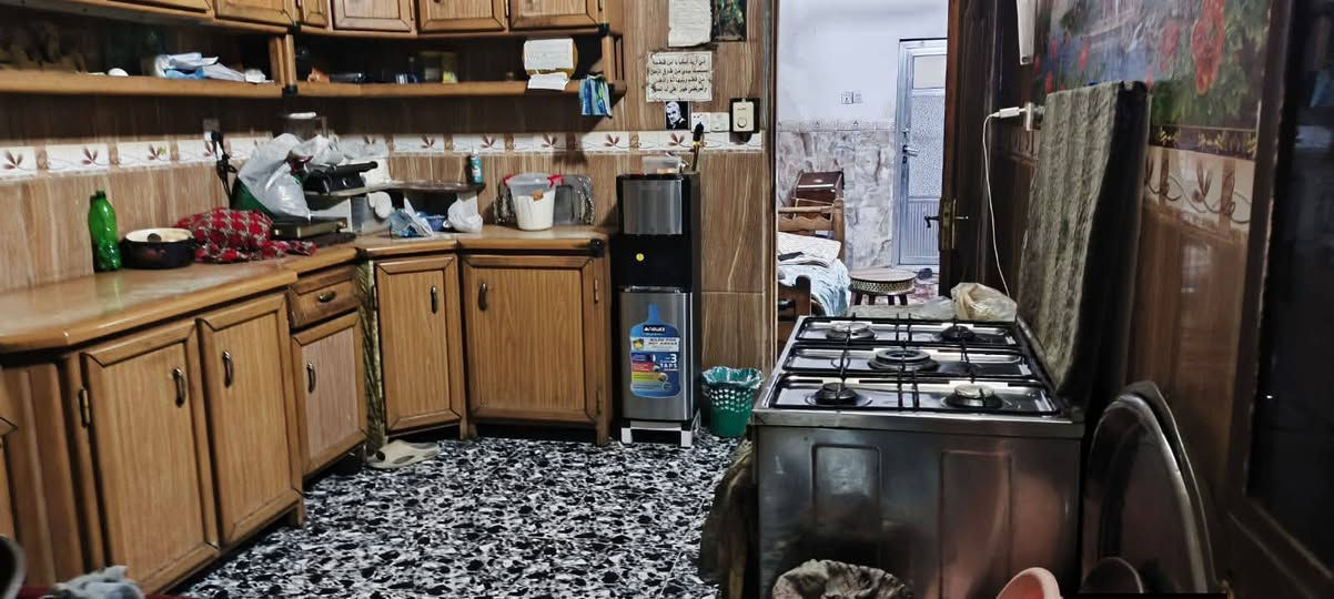 ياالله توكلنا ع الله 
بيت للبيع  طابقين ملك صرف 
مساحه ١٨٦ متر 
الموقع حي الصمود مقابيل كلية الامام بل فرع مال ابو جعفر يبعد عن شارع الامام الرئيسي ٦٠ متر خدمات كامله 
كراج + حديقه الطابق الأول استقبال صاله مطبخ غرفه منام 
الطابق الثاني غرفتين غرفه كبيره وغرفه صغيرة مال اطفال 
***********
