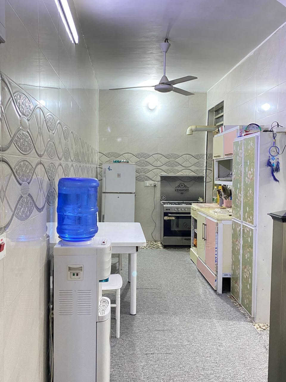 بيت ٥٠ متر مقابل قطاع السابع نهاية شارع الاخضر قاطين بناء حديث ارتفاع البيت ٥٠ سم استقبال ومطبخ وحولي وحمام داخلي والطابق الثاني غرفتين غرفة على الشارع بيها بلكونة
***********
