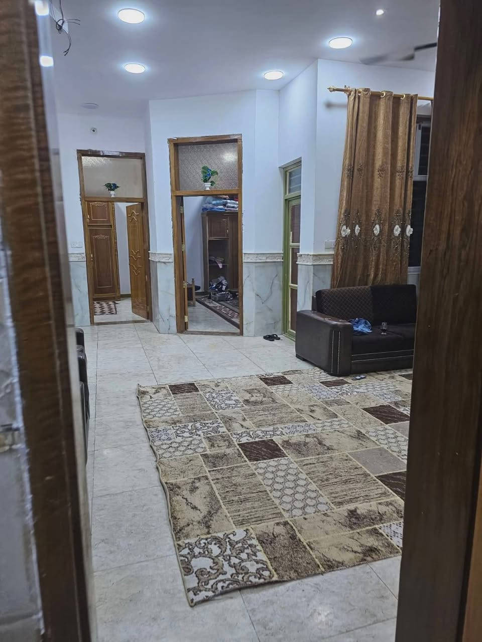 دار للبيع المساحه ٢٠٠ م سنة البناء ٢٠٢٤
الموقع العماره الجمعيات حي الاساتذه التدريسيين طابو صرف 
تقع الدار على شارع سايدين بمساحة ٦٠ متر قيد الانشاء والاكساء بجزرات وسطيه وحدائق عائليه ٠
البيت مبني من طابوق الطيب حصرا البتلو حصيره درجه اولى ٠
الارضيه مرمر مع تطعيم بالمرمر ايضا الدرج مرمر درجه اولى المحجر تركي 
عدد الغرف ٢ الاستقبال ٨في ٤
ديكورات الاستقبال مع الصاله بشغل ممتاز ٠
المطبح حار بارد .
شابيك الدار كما موضح في ابصزر المنيوم جام مظلل بالنهار .....
حمامات عدد ٢ مع صحيات درجه اولى عدد ٢
ابواب الدار جاو كع صاج درجه اولى ثقيل 
ابواب الصحيات المنيوم درجه اولى طراز حديث لجميع الحمامات 
الطابق الثاني غرفتين مع الصاله كامل الارضيه موجود كامل السيراميك لم يتم تطبيكه 
الغرف الفوك سويتات مع بلكون كبير على واجهة الدار
الخارطه من احدى مكاتب الهندسةالكراده 
للتواصل عبر الواتساب خط الهاتف ***********
