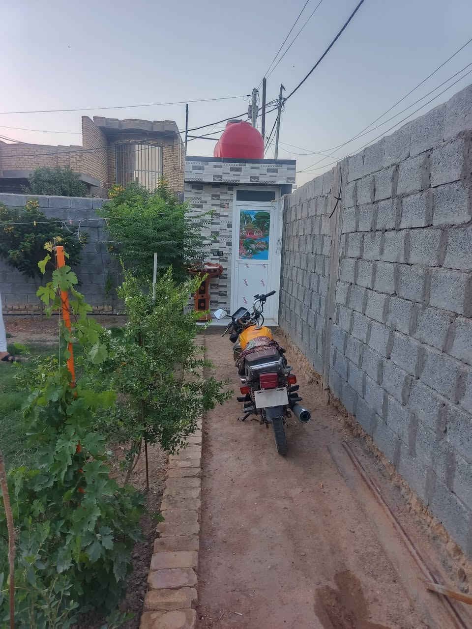 بيت للبيع المساحه 400متر طابو سند 25 بناء حديث غرفتين نوم وصاله ومطبخ وستقبال وحديقه وكراج سياره عالي عن الشارع عنوانه طويريج حي الجمعية المستقبل  قريب على التبليط جدا عرض الشارع 10متر السعر 115وبيه مجال للتواصل ***********
