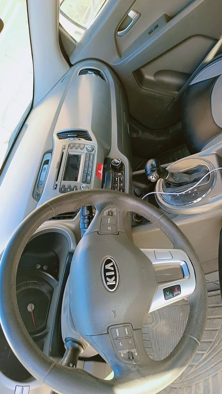 السلام عليكم كيا سبورتج للبيع سعر ١٤٢ $ موديل ٢٠١٣ بصمه بانوراما فول
بيها طخه حادث ماطور بين بابين  صبغ شبرين فقط 
‏‪***********‬‏
