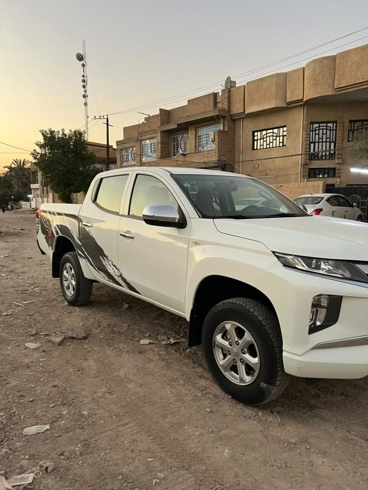 السلام عليكم L200 
رقم بغداد 
العنوان بغداد
موديل 2022
ماشيه 30000 كيلو
محرك 2400 بانزين
4 سلندر كير عـــادي فور ويل
تحويل مباشر
السعر : 23000$

تواصل : ***********
