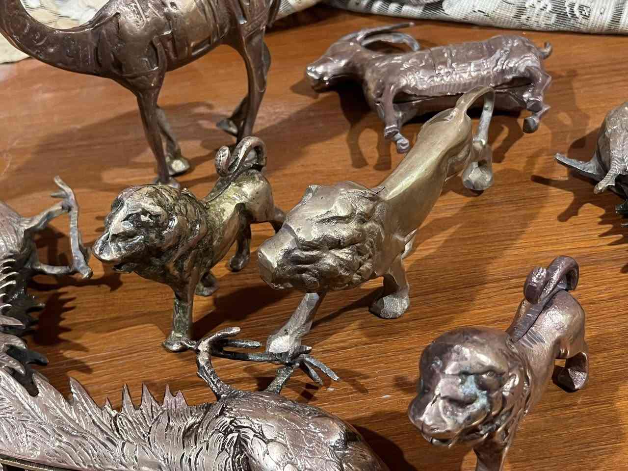 السلام عليكم 

نحاسيات قديمة
ابيع شلع
8 قطع

***********
