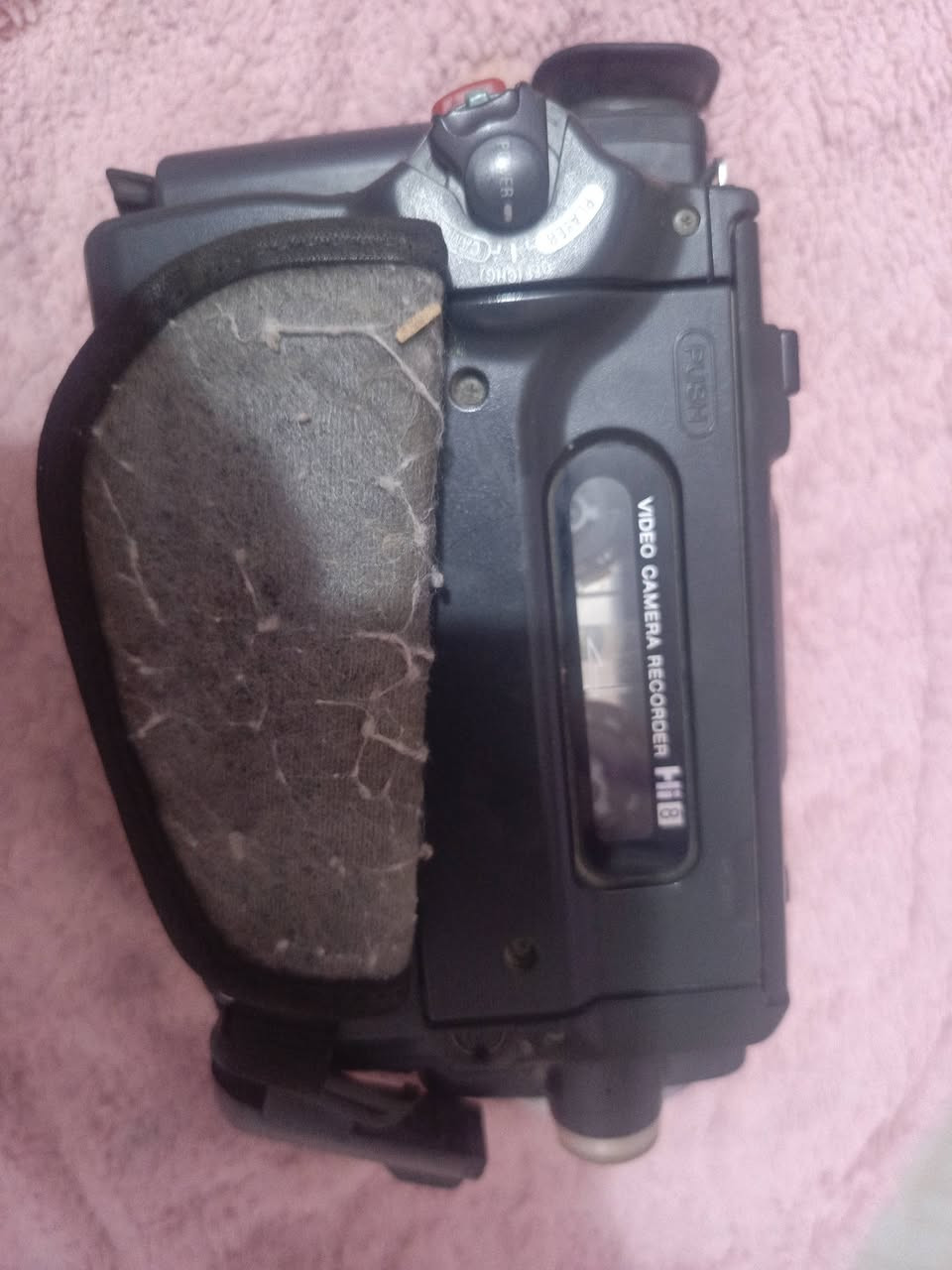 للبيع كاميرا سوني أصلية Sony Handycam Vision Hi8
📹 الموديل: Sony CCD-TRV308
🔹 تقريب بصري 20x
🔹 تقريب رقمي 460x
🔹 نظام تثبيت SteadyShot
🔹 صناعة يابانية أصلية
الحالة: نظيفة كما في الصور، وتحتاج فقط بطارية للتشغيل. العدسة والشاشة بحالة جيدة، مناسبة للتصوير أو لهواة جمع الكاميرات القديمة أو لتحويل أشرطة Hi8 إلى فيديو رقمي.
💰 السعر المطلوب: 60 الف (قابل للتفاوض بالمعقول).
للاستفسار أو المعاينة راسلني على الخاص.


**إذا كنت صاحب هذا الإعلان وتريد حذفه لأي سبب، رجاءا أرسل رسالة إلى الدعم الفني**