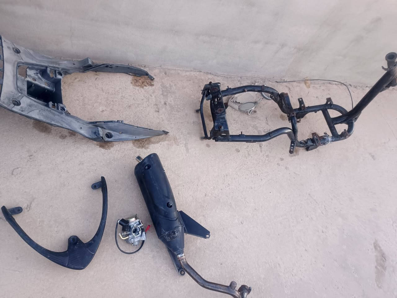 سلام عليكم 
غراض ماكس للبيع 
شاصي عدله حاضره لتعميره 
صالنصه أصلي صمجيه مال حاويه و أي لحيم ماكو 
كاعيه باتري 
و كابريتر 
و سبايدر كاربون 
شراي خاص و شلع هم ابيع مكاني كركوك 
ورقمي ***********
