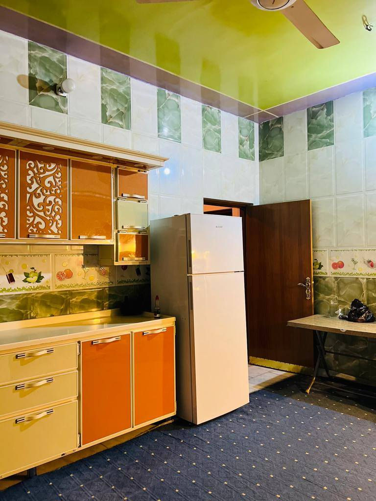 بيت للبيع في المهندسين قرب ثانوية النجوم للبنين طابو صرف  مساحته 200م يتكون من طابقين الطابق الاول يحتوي على غرفة 4*5 ومطبخ 4*5 وهول 4*5 وصالة ضيوف4*8 ومجمع صحيات ومنور عدد 2 وطارمة تكفي سيارة وحديقة والطابق الثاني يحتوي على غرفتين قياس 4*5 وغرفة4*8 وهول 4*5 ومجمع صحيات علما ان الأرضية في الطابق الاول هي مرمر والأرضية في الطابق الثاني سيراميك وعرض الشارع 20م للاستفسار عن السعر الاتصال على الرقم ***********
