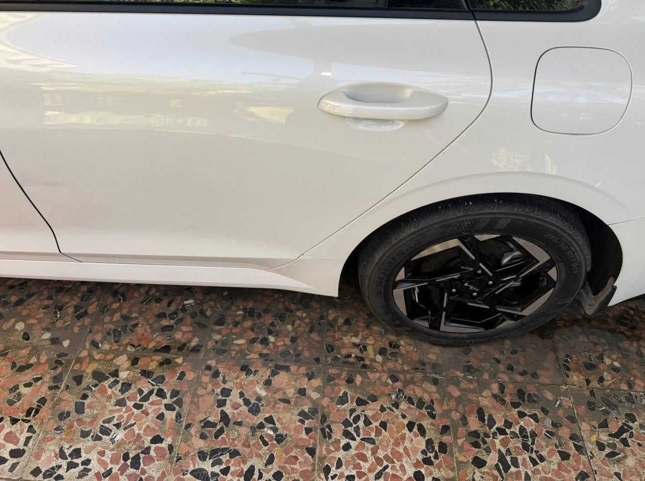 السلام عليكم اخوان
K5 موديل 2024 
Nim وكالة بعدها السيارة
باسمي السيارة 
لا زالت داخل الظمان 5 سنوات او 100,000 كيلو
ماشية 18 كيلو 
فول السيارة عدى الرادار والشاحن واير لس
بصمة + ابواب + جنطة 
بنوراما 
تبريد قطعتين 
شاشة متصل قطعة وحدة 
كشنات جلد ومغلفهن محافظ ع كشناتها
وضعيات قيادة 
كروس سرعة 
ويل 17 + حساس مو مثل القديم 
داخل لونين كريمي واسود 
شاشة كار بلي الاصلية 
مكينة 2500GDI
السيارة رقم اربيل 
وخليجية للي ميعرف داوضح كلشي 
السيارة بيها بارد بالبنيد ورصعة خفيفة بالباب خلف السائق ترجع PDR بورقة 
يعني بين قوسين السيارة مال بيت 
معروضة 22600$ 
اريد مراوس بجالنجر ٢٢ ٢٣ حادث بصيط v6 فول موصفات
متوفر واتس ***********
