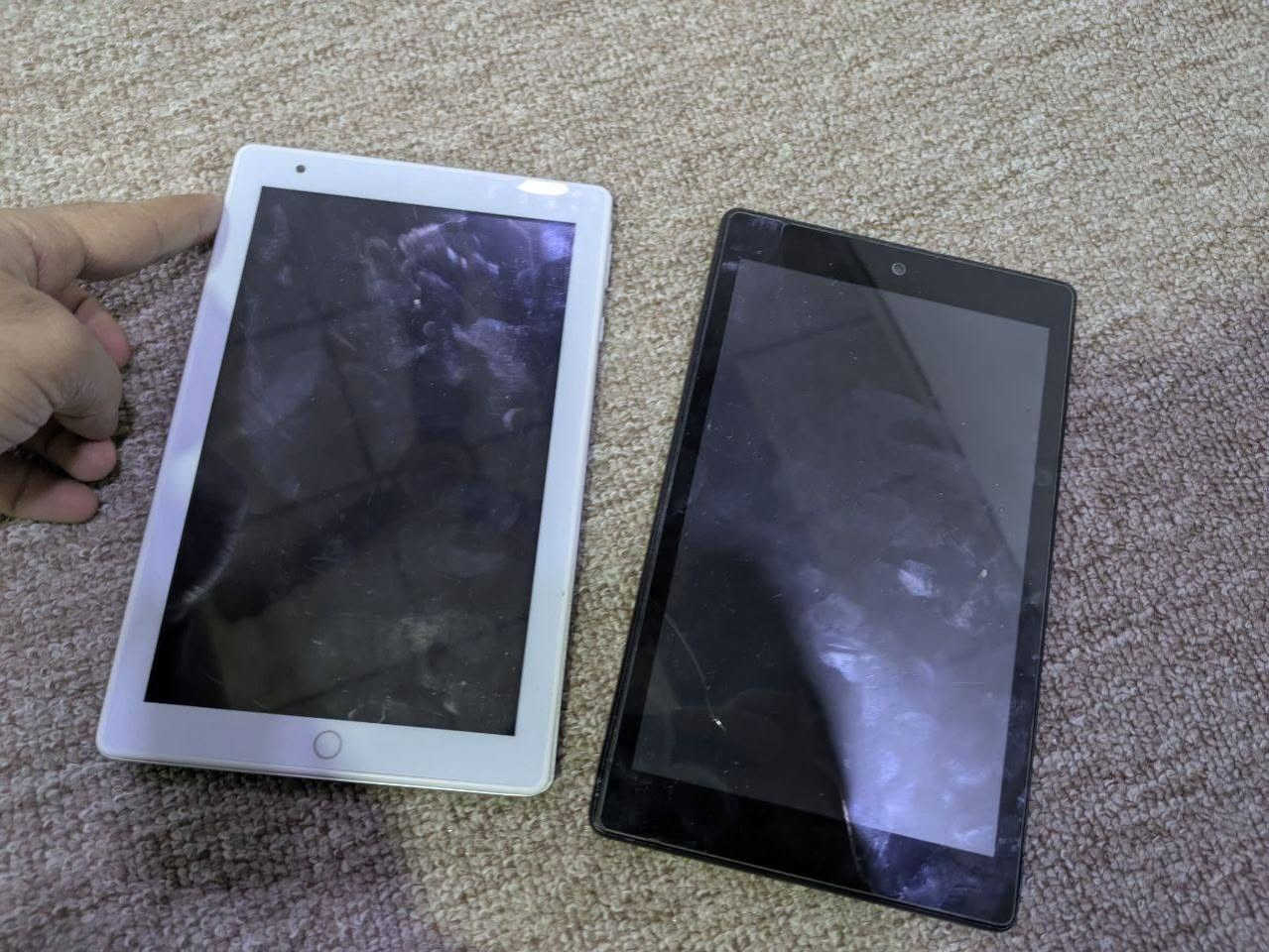 تابات 2 الاسود طافي ميشتغل والابيض مبي شي غير فطر صغير كلش و مماثر علئ ال شاشة او ال لمس بس معرفت شلون يكتك او هوا الجهاز ميكنك اليفيدة يدفعلنا بي سعر وياخدهن


**إذا كنت صاحب هذا الإعلان وتريد حذفه لأي سبب، رجاءا أرسل رسالة إلى الدعم الفني**