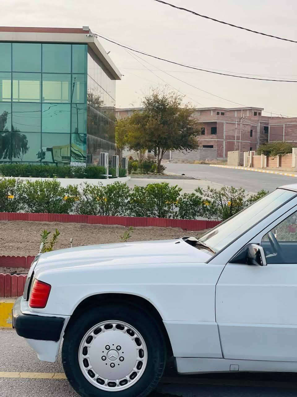 مارسيدس 190 طيارين
موديل 1992 
صبغ بيها اربع قطع ابيع حزام بدون دواخل 
محرك اربعه سلندر كابريته
محرك كير اصلي 
فول مواصفات 
سلايت 
كشنات جلد 
جامات كهرب 
قفل مركزي 
سياره جاهزه ونضيفه مايعوزها مصرف 
رقم نينوى  اجنبي  السياره بأسمي شرط التحويل كابون بانزين بيها 
مكان سياره موصل ***********
