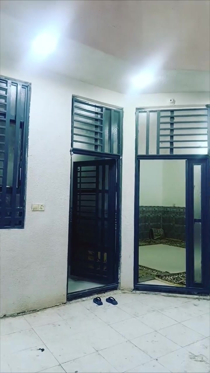 اسلام عليكم بيت في كربلاء الحر الصغير شارع المستوصف سند 25 مساحه 136 يحتوي على غرفتين وصاله وستقبال ومطبخ حار وبارد  وصحيات داخل وخارج وطارمه طابق واحد  صب مسلح بناء حديث 2025 ،،، رقم الهاتف، ،،، ***********
