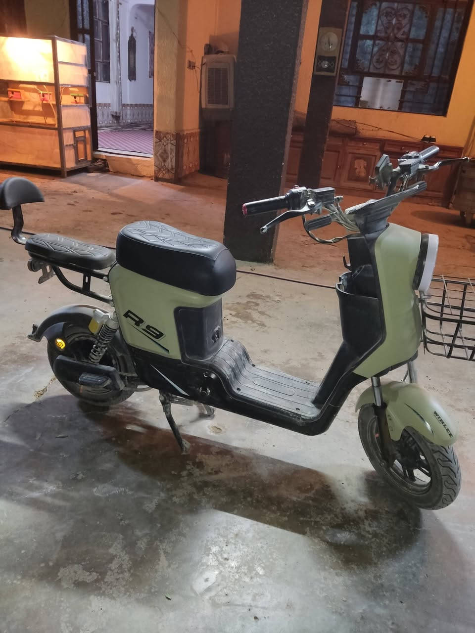 دراجة شحن R9-2025
مواصفاتة معروفة 

اربع سرعات 

نظام الـPark 

يرجع ليورة R

اربع اشاير 

خمسة بطاريات الكبار 

كاملة الملحقات المرايات و البايدر و الشاحنة الاصلية مالتهة 
 
بس بيهة نقص الزنجيل و البطيخه ينرادلهة تبديل 

السعر 350 وبيهة مجال اذا شراي 

العنوان بغداد حي البتول شارع الطاقة قرب الجسر الفرنسي


**إذا كنت صاحب هذا الإعلان وتريد حذفه لأي سبب، رجاءا أرسل رسالة إلى الدعم الفني**