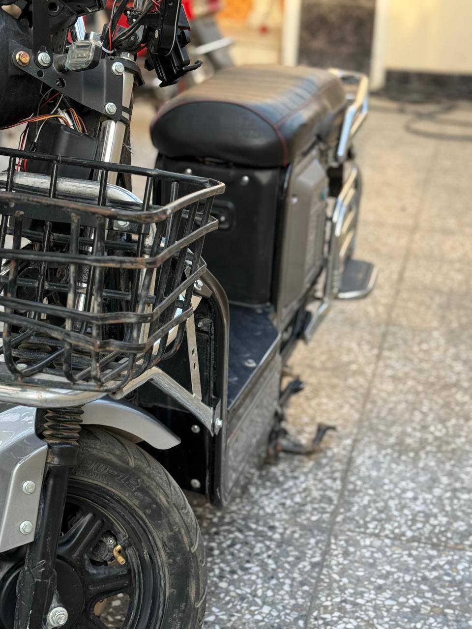 دراجه شحن BAGHDADنضافه 90 بلميه
بطاريته 3يقرن 11 اثنين يقرن10وشويه وحده تقره 9
دراجه نضيفه ومرتبه شاحنته الاصليه 6 بطاريات شلعته قويه 
الشعر 580 متوازي عله بيعته وسعر الدراجه مليون و150واذا مراوس اماكس نضيفه
***********وتساب وعل خط 
***********وتساب وخط
