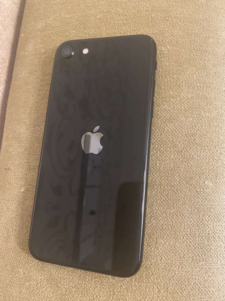 آيفون se مكفول ذاكره 64البطاريه 85 السعر 110المكان بغداد البلديات هاتف ***********
