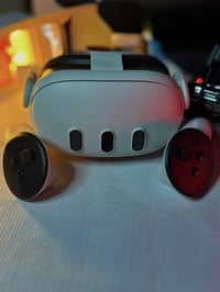 ميتا كويست 3 ذاكرة 512 النظاره نظيفه نظافتها 95  بدون شاحنه  الدقة 4k ...