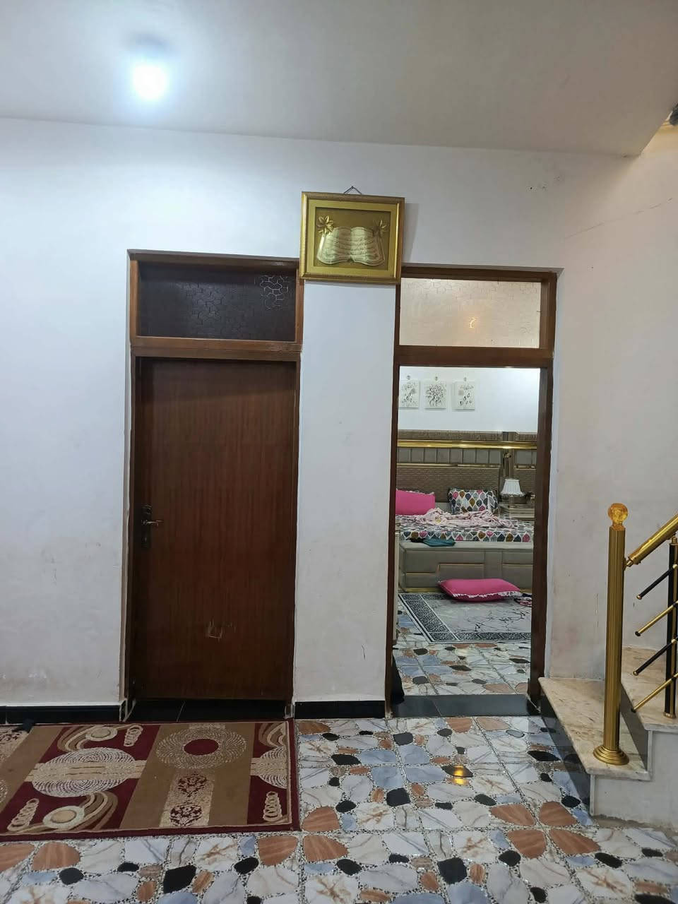 بيت للبيع 200 متر الخاجيه ال6000 طابق واحد يتكون من غرفتين  وهوال ومطبخ واستقبال وصحيات داخليه وخارجيه والبيتونه  عله كد الهول ***********
