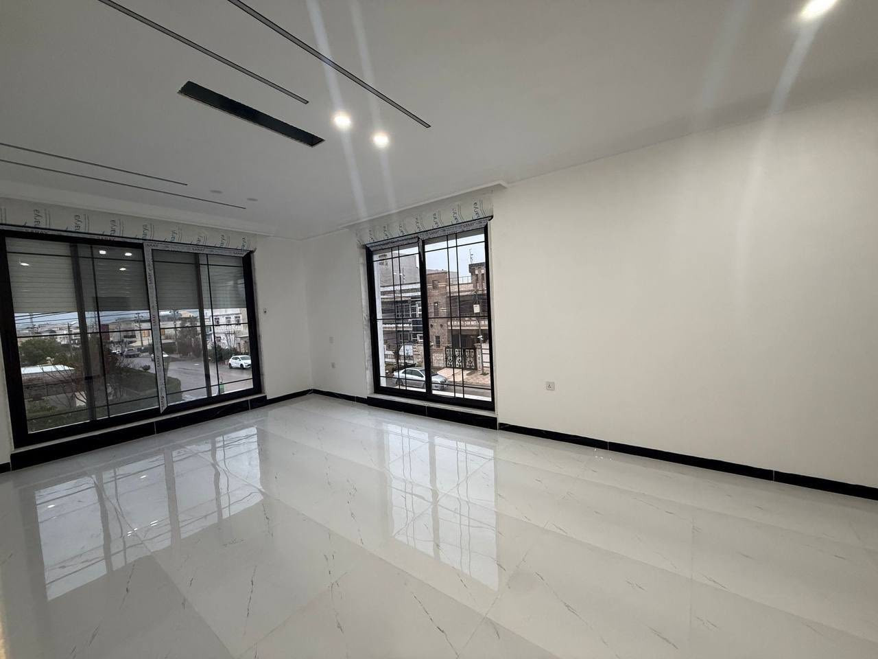 منزل فول مواصفات للبيع في أربيل منطقة أربيل جديدة 300م ركن ع شارع 20م قرب شارع كوية 
يتكون:-
5غرف
أستقبال
صالة
مطبخ
مجموعة صحيات 
للاستفسار:-
***********
***********
***********
**********************
في حال لم يتوافق العقار مع رغبتكم او لم يكن بقدر امكانيتكم زوروا موقعنا على تلكرام للتصفح على اكثر عدد من العقارات المتوفرة•https://t.me/miran_48
