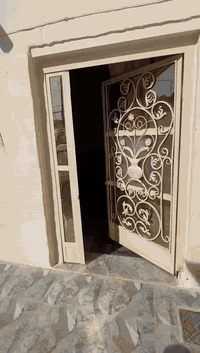 السلام عليكم عندي بيت 120 متر بالابطال قرب مجمع ريحانة وره شارع العريض بفرع عكادة و الارض بورسلين مؤسس مي وكهرباء ومجاري  والسنة سوينه اله اعادة ترميم وجاية خدمات يحتوي على  
غرفة نوم 
استقبال
مطبخ
مخزن
حمام شرقي
حمام غربي
وترك
وكراج 
ومسافة كل غرفة كبيرة
السعر100 مليون وبي مجال
للاستفسار***********
