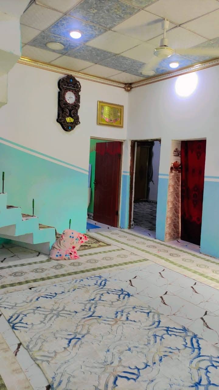 بيت للبيع تجاوز مساحه 150فرعي بناء حديث البيت مسلح كله حتا لبيتونه سراميك سقف ثانوي كهرباء دفن سراميك كله لمطبخ  سراميك لسقف ماناقصه اي شي بي مساحت كراج لبيت بي غرفتين وصاله ومطبخ وديوانيه وصحيات مكانه حيانيه بشعله قريب ع لسوك ولمستوصف  سعره معروض27وبي مجال تجي تشوفه وتدلل ***********
