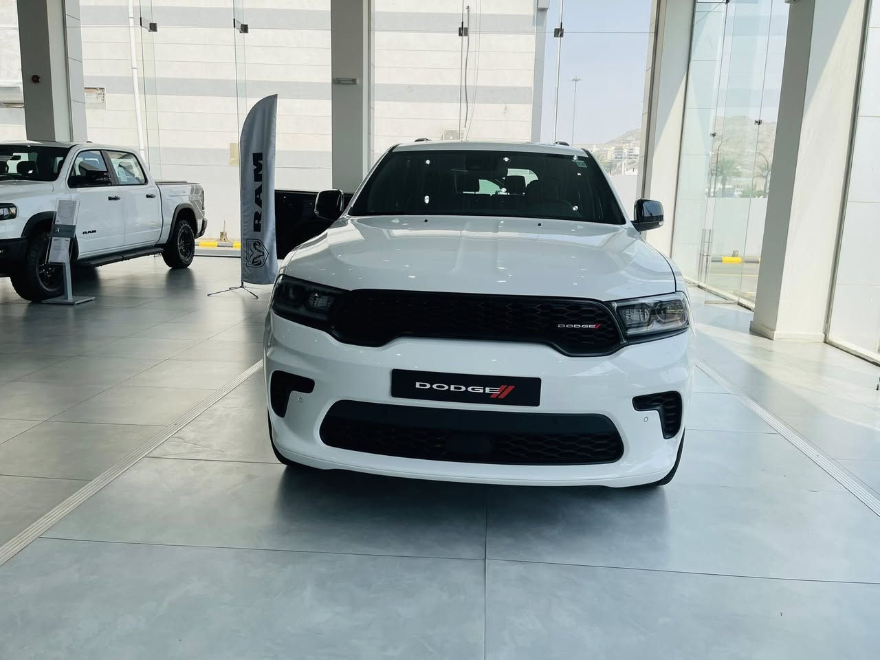 #دودج دورانجو 2026 🚘

هي سيارة #SUV 🚗 عائلية كبيرة من دودج تتميز بحضور قوي، وتحتوي على سبعة مقاعد ومميزات تكنولوجية متقدمة وخيارات محرك قوية ⚙️ . وهي متوفرة بفئات مناسبة للعائلات، وأخرى مصممة لمن يحبون المحركات القوية في السيارات الأميركية العضلية،

ناقل الحركة: ناقل حركة أوتوماتيكي بـ 8 سرعات 🕹️
وضعيات القيادة: جلبة، سبورت، اوتو/شارع، ثلجي، سحب/قطر، ايكو، ومخصص
محرك V6 سعة 3.6 لتر :🛠️
295 حصان 🐎 و 353 نيوتن متر من عزم الدوران
من 0 إلى 100 كم/ساعة في حوالي 7.4 ثانية
السرعة القصوى هي تقريباً 197 كم/ساعة 🛞
نظام دفع خلفي أو كلي 🚀
سعة خزان الوقود 96 لتر ⛽️
استهلاك الوقود 11.2 لتر/100 كم


**إذا كنت صاحب هذا الإعلان وتريد حذفه لأي سبب، رجاءا أرسل رسالة إلى الدعم الفني**