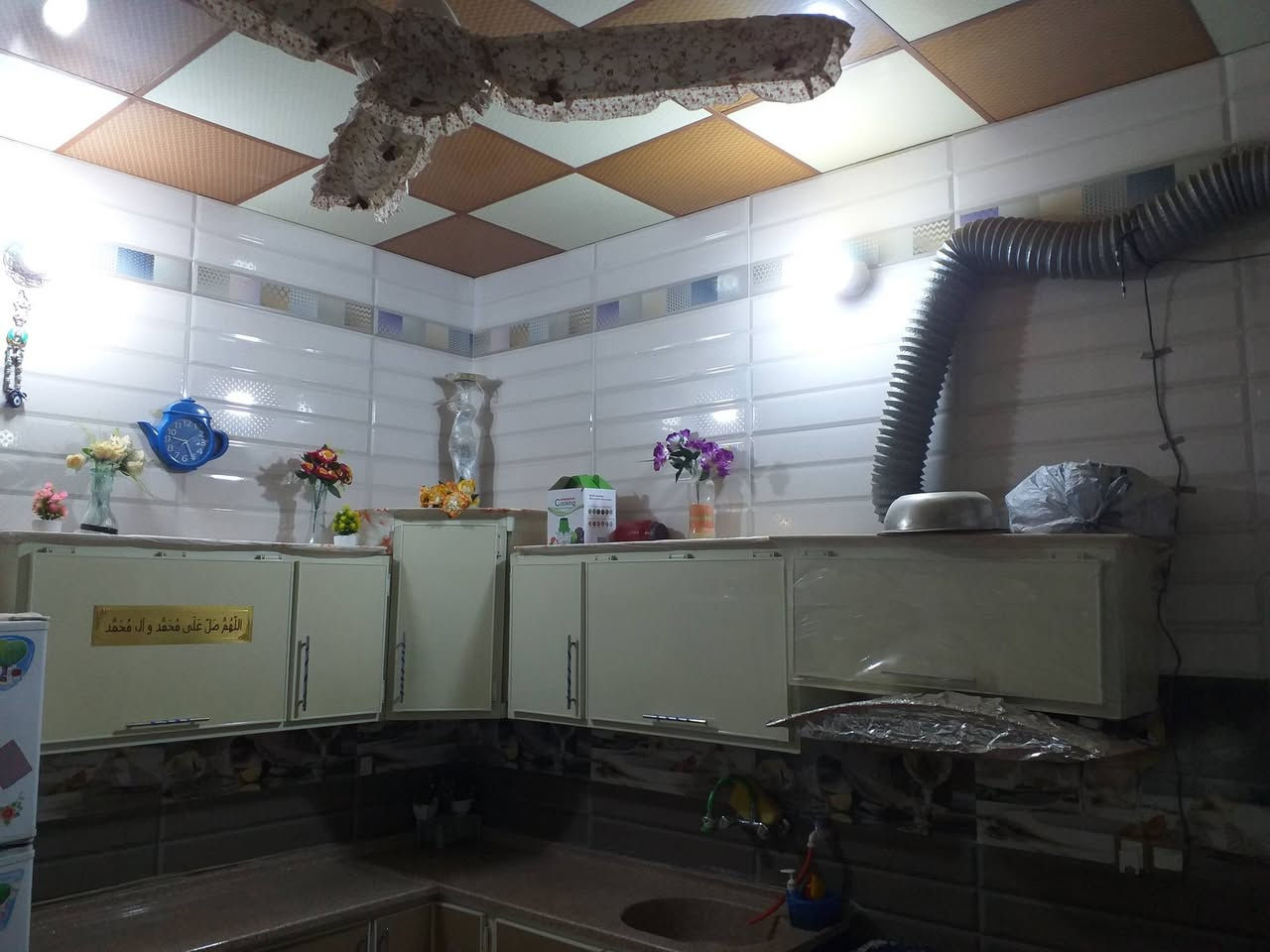 دار للبيع المباشر المساحة 166.5 حي المكرمة شارع 15 سعر 170 وبي مجال للشراي (بناء صب غرفتين وصاله واستقبال ومطبخ وصحيات 2 ومنور 2 والبناء طابوق جمهوري  بناء جديد 2019 تم بناء)+ هيكل طابق ثاني واصل للتسقيف متكون من 3 غرف
بعدهُ عن شارع كربلاء 5 دقائق مشي للإستفسار الاتصال او مراسلة واتساب  على الرقم ***********
