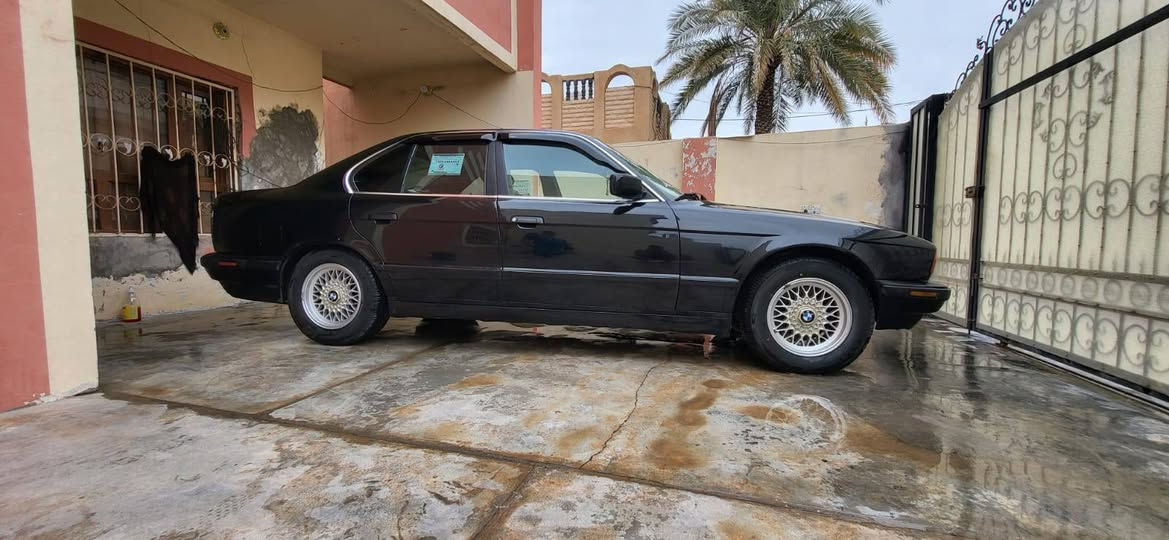 بي إم دبليو 525 (BMW) للبيع
​الموديل: 1993 (وارد ياباني)
​المحرك: 525 (أصل محرك وبليتة)
​الرقم والسنوية: رقم جديد، سنوية مجددة لغاية 2030 (تحويل مباشر - سليمانية)
​المواصفات وحالة السيارة:
​البدي: بدون أي ضرر (حادث)، مصبوغة عام بالكامل لأجل الجمالية فقط.
​الدواخل: نظيفة جداً، كشنات جلد بحالة ممتازة (السيارة وضع شركة بلادي).
​الكير والمحرك: شرط الفحص.
​الخدمات: تبريد وتدفئة شغال وبكفاءة.
​الصدر والحدادية: كلها جديدة.
​الإطارات: تخم تاير وويل جديد (مصارله أسبوع من ركبتهن).


**إذا كنت صاحب هذا الإعلان وتريد حذفه لأي سبب، رجاءا أرسل رسالة إلى الدعم الفني**