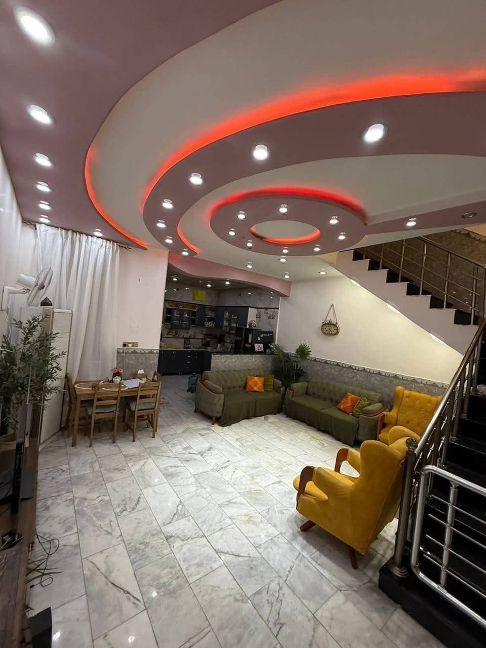 للبيع  داران متجاوران  في  حي الزهراء شارع ٦ خلف مطعم ابو مخلص كل دار مساحته ٩٨ متر بناء جديد  واجهه كل دار ٦ م كل دار مكون من طابقين  الطابق الاول غرفه وصاله واستقبال ومطبخ و الطابق الثاني غرفتين وصاله وحمام سعر الدار الواحد ٢٤٠ مليون 
للاتصال *********** مجتبى معله او مراجعه مكتب ضي الحسن للعقارالنجف الاشرف حي الزهراء شارع الكيات مقابل جامع الزهراء
