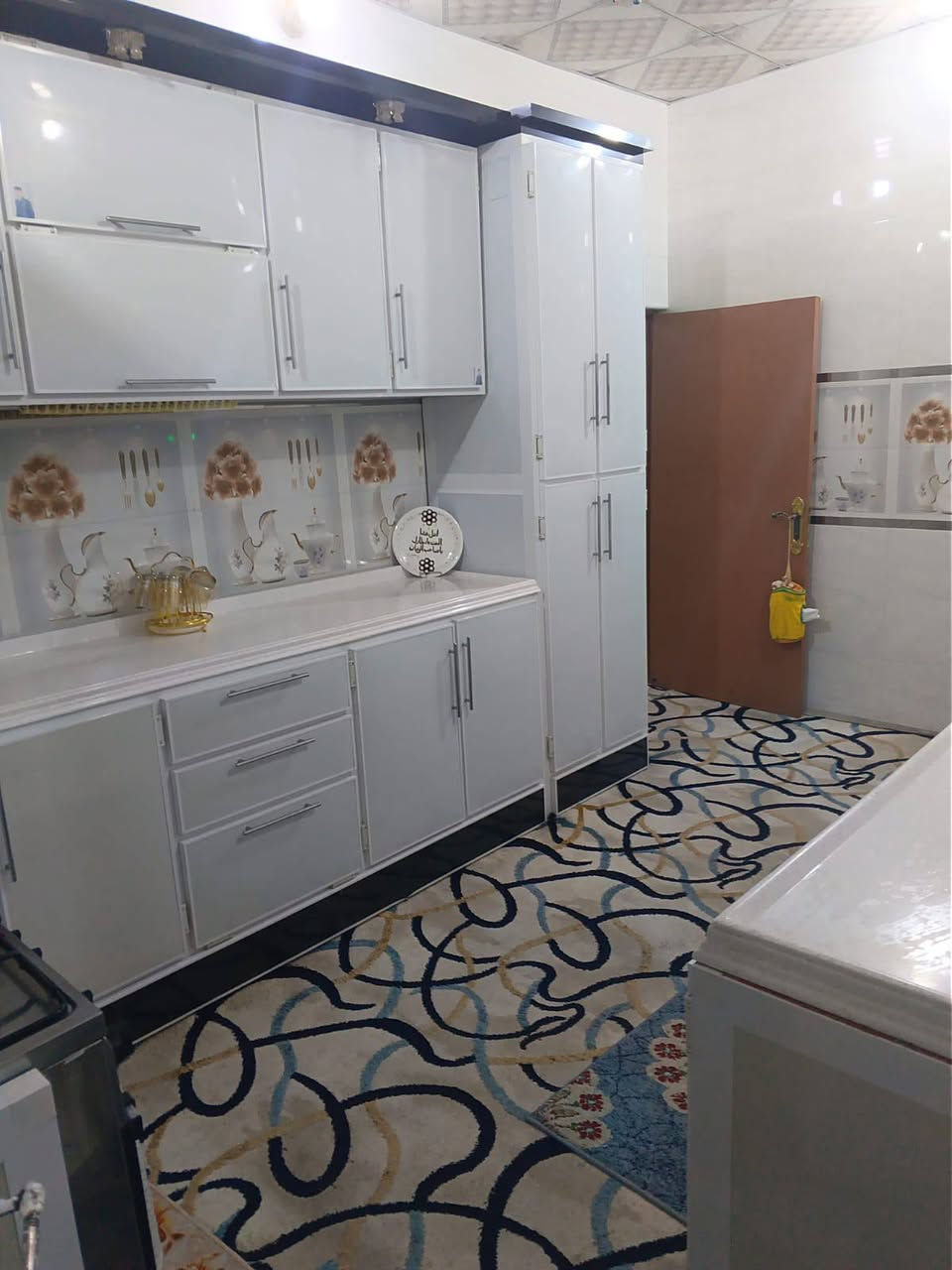 السلام عليكم دار للبيع 100 متر طابقين صاله ومطبخ واستقبال 3 غرف نوم ومجاميع صحية عدد 3 شارع 12 كوفه حي ميسان نهاية شارع الكيات  للأستفسار ***********
