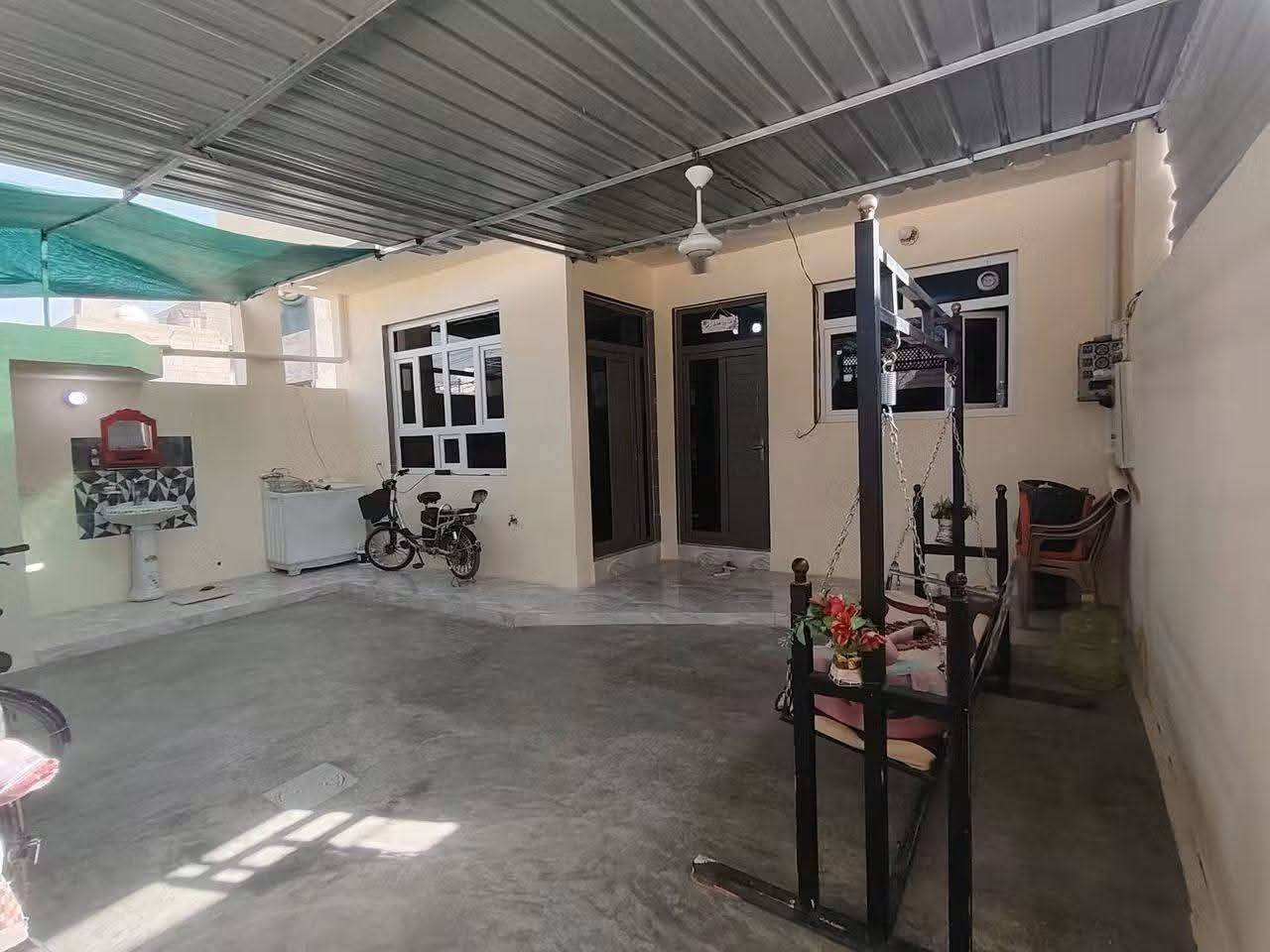 دار للبيع بناء 2025 طابقين المساحه 180 متر مع قطعه بصف البيت المساحه 108 متر  المكان بهرز حي القادسية الفرع مقابل اسواق صباح الدليمي متکون من کراج کبیر و مطبخ وصالة واستقبال وثلاثة غرف نوم اللاستفسار ***********
