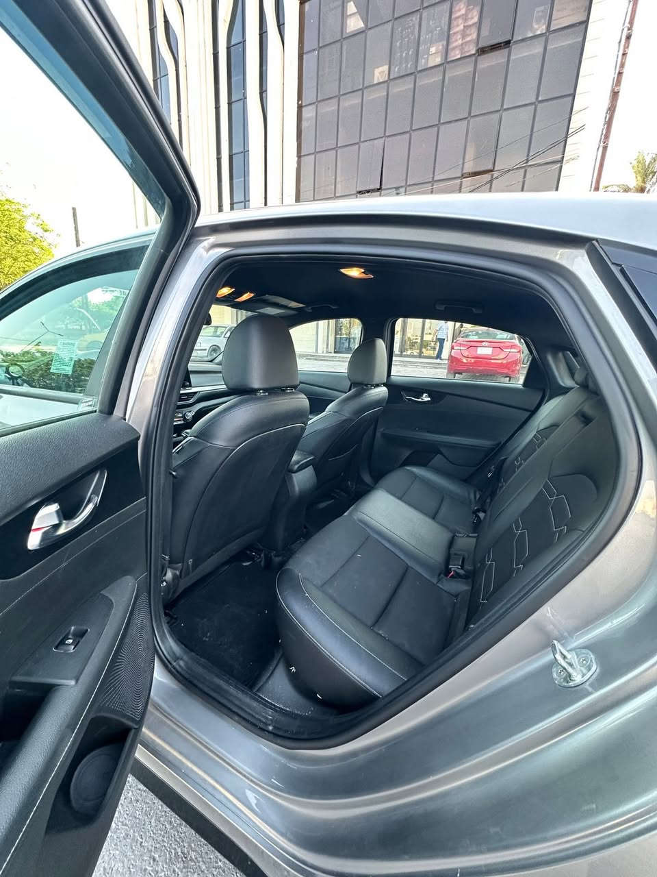 السلام عليكم
فورتي موديل ٢٠٢٣مكينه ٢٠٠٠ دوش  رقم بابل باسمي تحويل ثاني يوم 
الضربة الدعاميه الخلفيه صبغ و باب السايق صبغ اثر ضربه و الحوض شبر تعديل  
بدون ايرباك 
للتوصل ***********وسام
148 وبيه مجال
