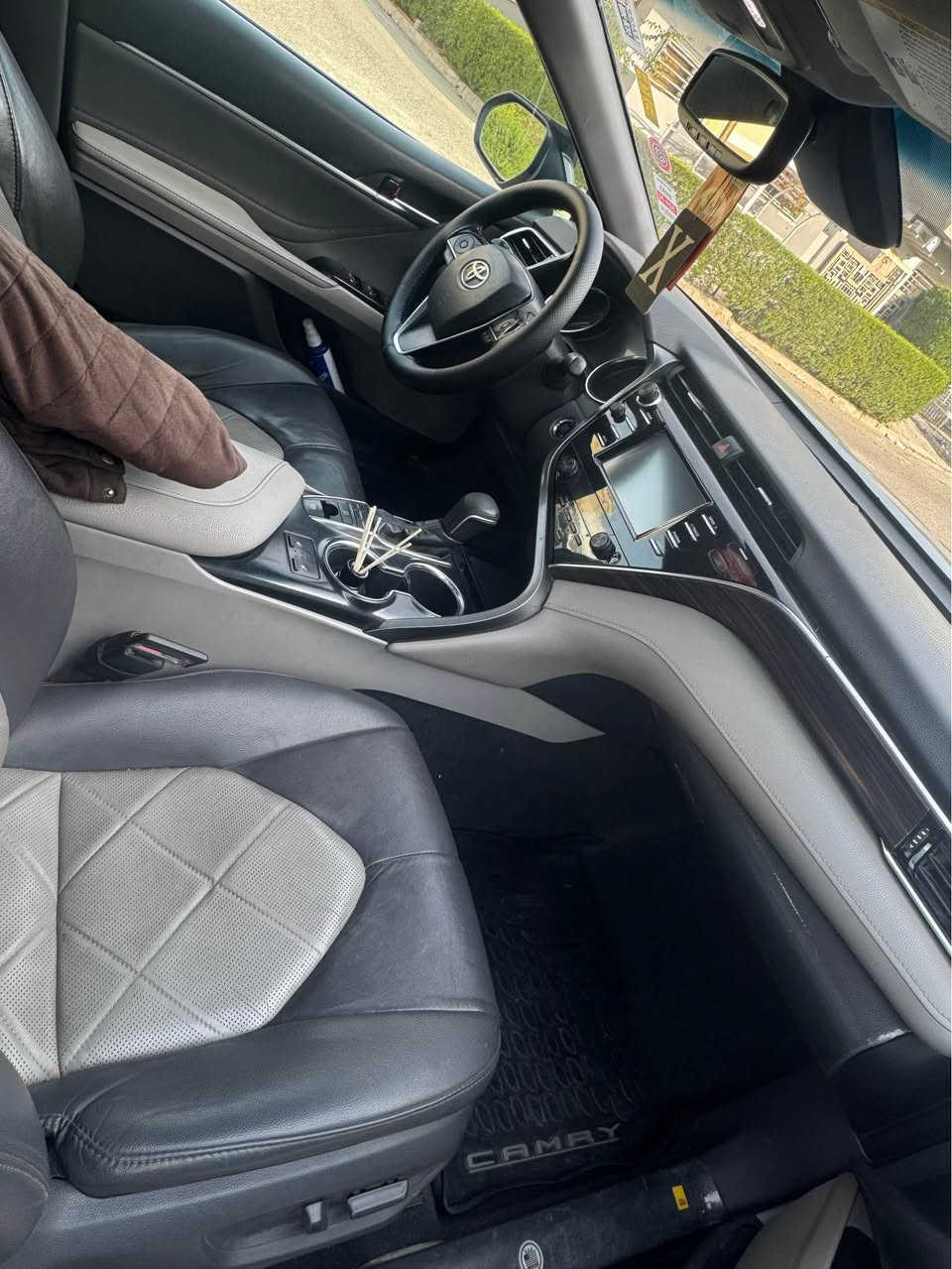 سلام عليكم 
كامري 2018 xle فوول عدة الفتحة 
رادار وبصمة تشغيل وكشن تدفئة وكهرباء
داخلة للعراق كلين
فقط بيها شكم مكان بارد
سنوية وهزة جديدة
دفتر بانزين بيها 
شرط التحويل 
ماشية 170ك  الف 
السعر 189 وبيها مجال 
*********** كركوك, العراق
