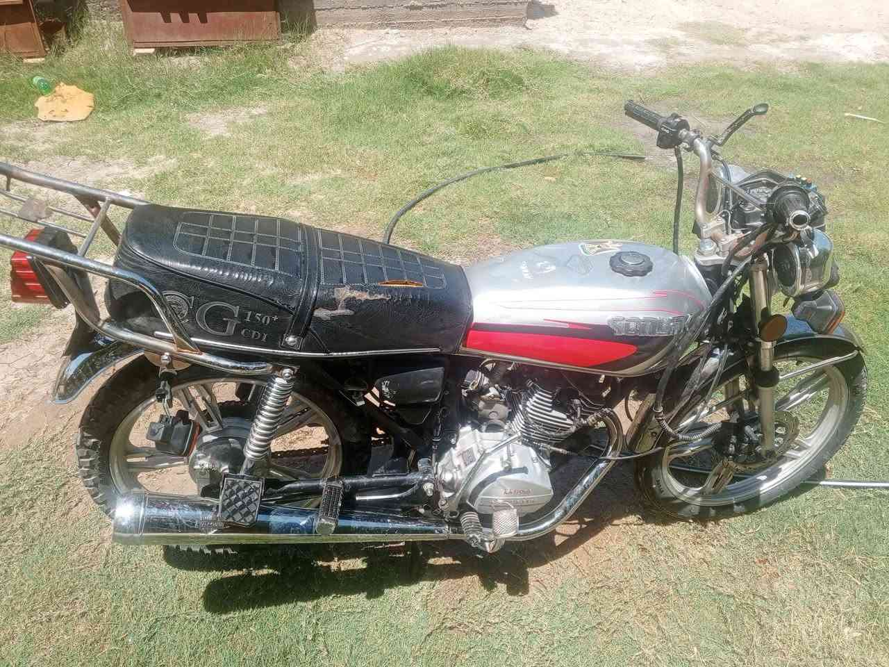 اسلام عليكم دراجه سافان 22 اصولي 
دراجه بيه نواقص.. 🏍️.

نواقص الدراجه  👇🏼

1 دشبول 
2 دبلات امامي
3 كعكه مال صالنصه 
4 سكان مومهم بس اذا تريد بدله للجماليه 
5 كتف مال اشاير 
6 زوج صفاحيات.                         

الدراجه جانت تشتغل بس الشوته وصخه 

                                          السعر 450 وبيه مجال.
رقمي طبلي واتساب موجود.
***********
