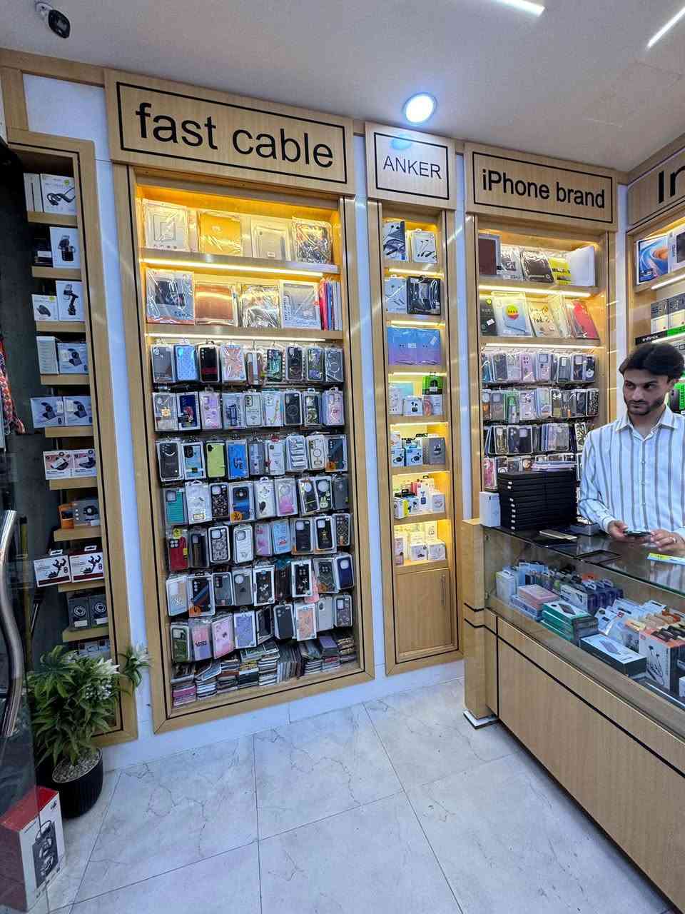 السلام عليكم ديكور محل موبايلات للبيع كامل مع فاترينات مع كاشير ديكور حديث ونضيف جدا خشب Ndf خالي من اي عيب العنوان الرمادي للاستفسار ***********
