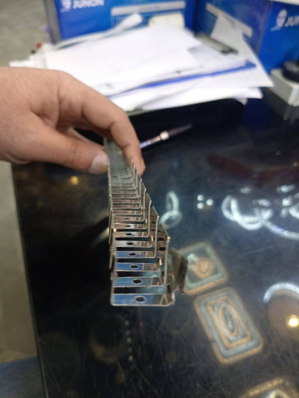 أخوتنا وأحبتنا جبنالكم الحل لأول مره في مدينة تكريت الحبيبه وفرنا سكة عقرب خاصه للنيون فلكس وتستخدم خارجي لحجر الحلان وقريبآ أنشوفكم النتائج بعد التقفيل 
مميزاتها
1. مرونه مطلقه يمكن من خلاله تكوين عدة نقشات وأنحنائات 
2. يعطي ثبات ممتاز لنشرة النيون ولايمكن للنشره الأنزلاق  بالحراره والبروده كونه مصمم بطريقه احترافيه 
3. سهل التركيب والتثبيت 

هدفنا رضا الله أولاً ثم رضا الزبون، 
🔌⚒️ مستعدون لتنفيذ تأسيسات كهربائية متكاملة وتحديد المسارات الكهربائيه بدقة أقتصاديه عالية 
🏠 المنظومات المنفذة من قبل كادرنا
⚡ منظومات تبريد
🌐 منظومة إنترنت وشبكات
📷 منظومة كاميرات مراقبة
☀️ منظومة طاقة شمسية
📐 عملنا مطابق للمواصفات الهندسية
🧼 دقة، نظافة، والتزام بالتنفيذ

📩 للتنفيذ والأستفسار عن المشاريع السكنية ودوائر الدوله والمشاريع التجارية 
بأمكانكم التواصل على الخاص 
أو الأتصال على الأرقام التاليه 
أحمد *********** 
محمد***********
او التواصل عبر 
تليگرام‏@ALMubdiun
أنستگرام
https://www.instagram.com/almb.don?igsh=Z293bXk1YmFmMWZk
